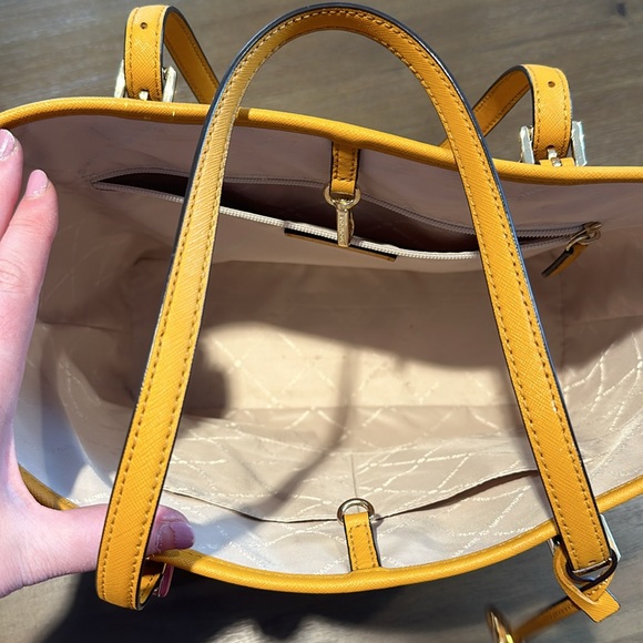 Micheal Kors Tote w/ clutch wallet - Picture 2 of 11